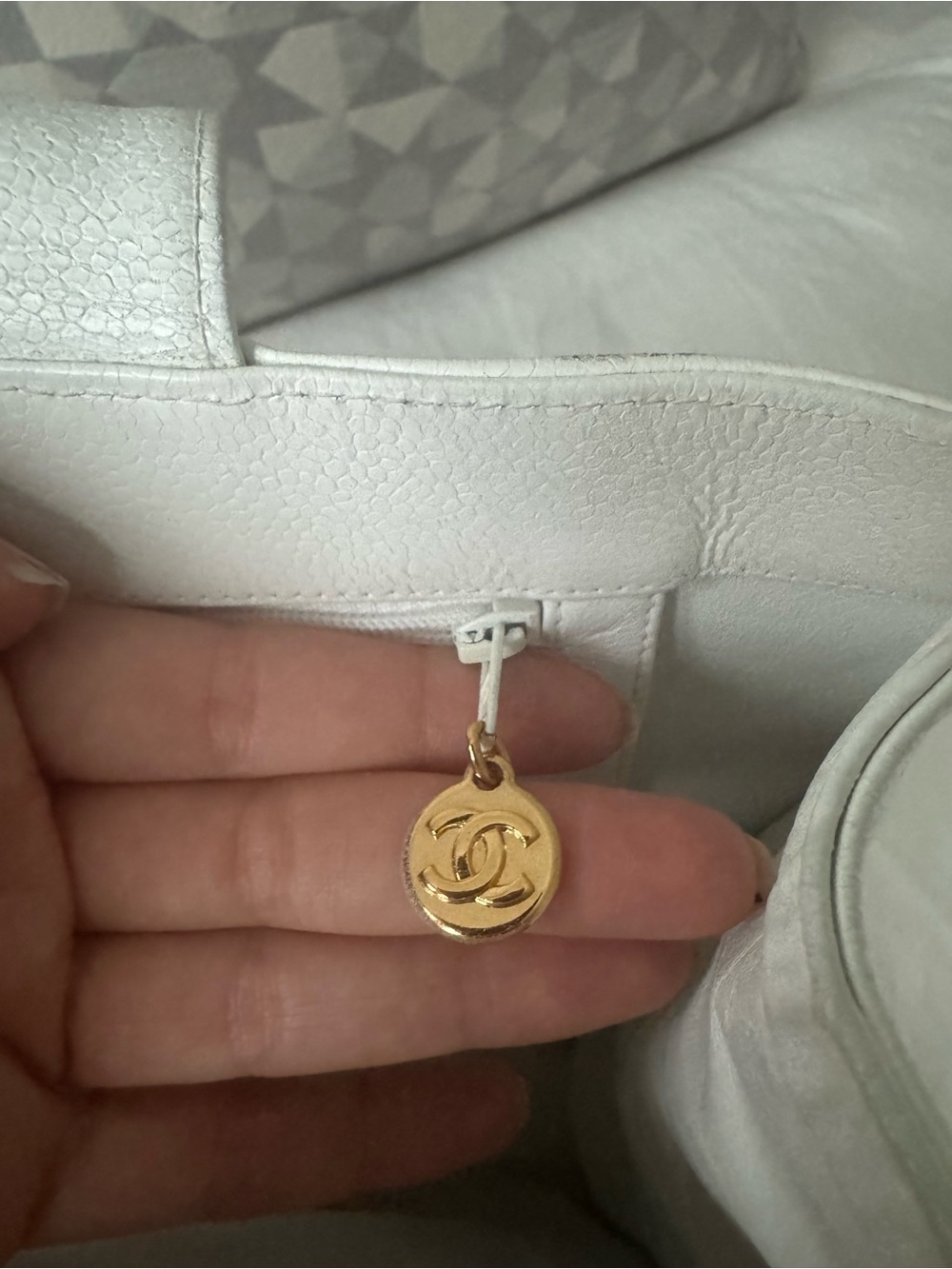 Authentic CHANEL White Leather Tote with Embossed CC Logo - Picture 4 of 6